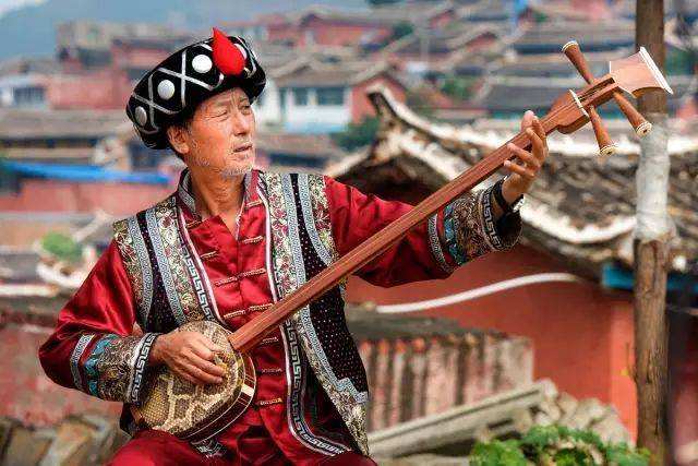 How to play the sanxian in the Yi nationality