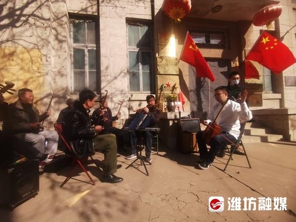 社区街道里的马头琴音乐会