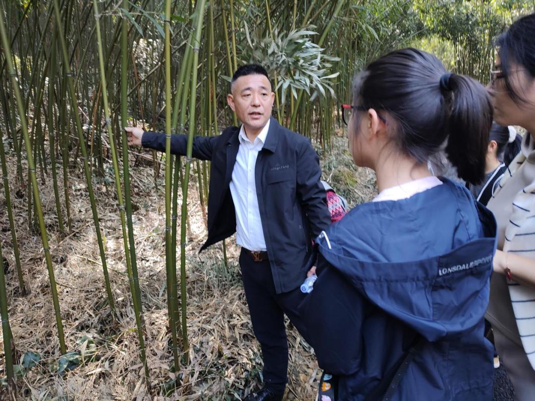 Carry forward the spirit of Lei Feng and inherit the bamboo flute culture