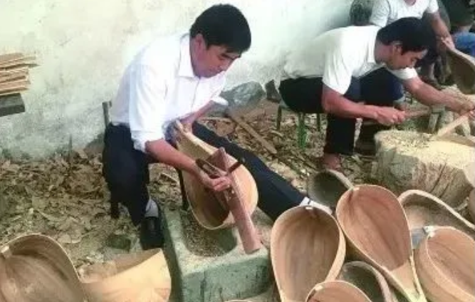 National intangible cultural heritage project - musical instrument making skills in Jiayi Village, Xinhe County, Xinjiang