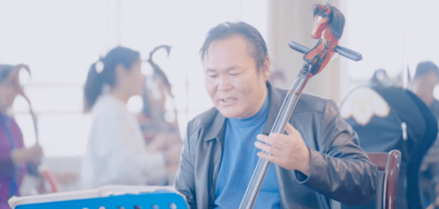 The old people play the music of life with the matouqin