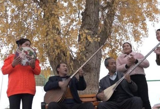 Dutar inherits musical instrument playing skills and enriches people's cultural life
