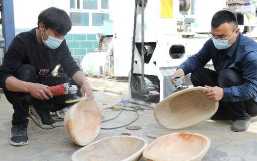 Xinjiang Licheng craftsmen use tree 