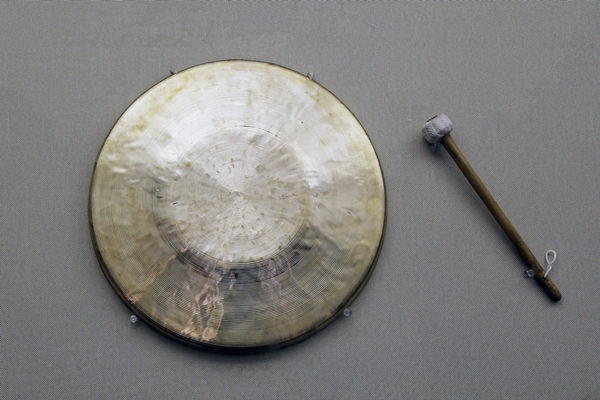 Does the gong belong to the traditional Chinese percussion instrument?
