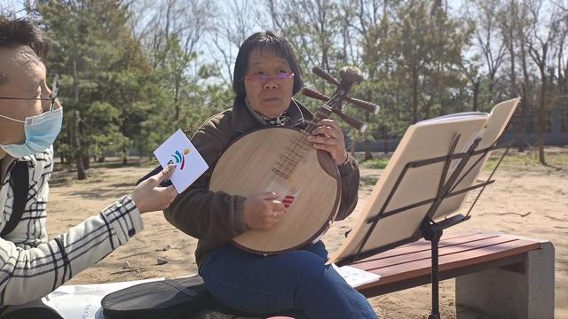 公园杨林里弹奏月琴的阿姨：身边有很多人热爱