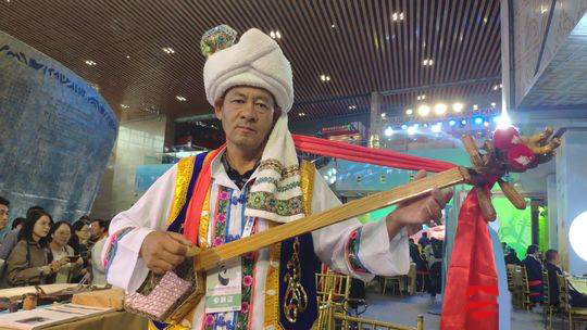 The dragon head sanxian appeared at the intangible cultural heritage festival, and Zhang Shengchun showed his ancestral production skills on the spot