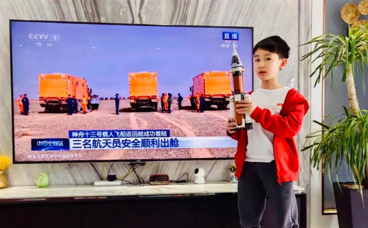 Wuhan primary school students take photos with their idols in front of the TV and play cucurbit silk to welcome the heroes home