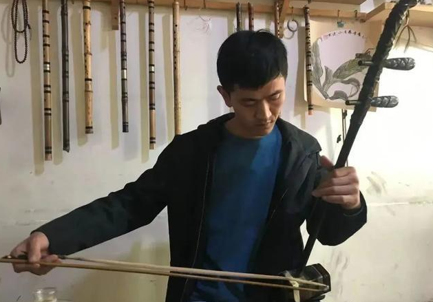 The craftsmanship of the traditional musical instrument Cheng's huqin