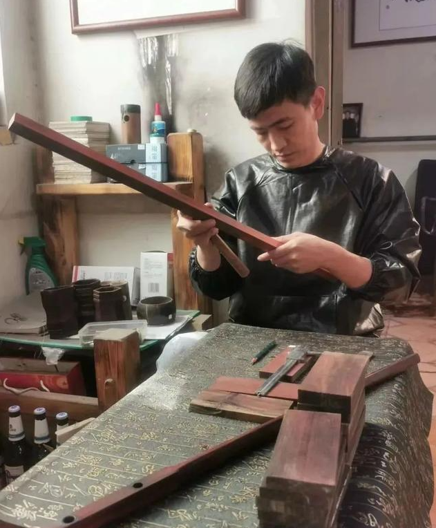 The craftsmanship of the traditional musical instrument Cheng's huqin