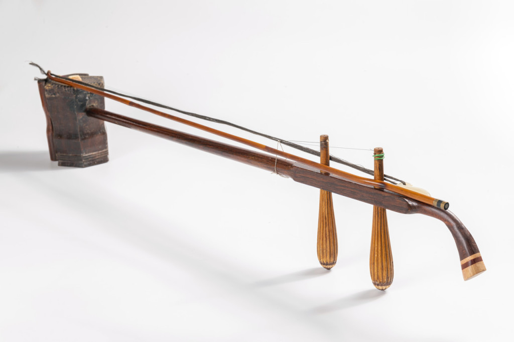 How to play Erhu's outer strings