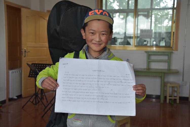 A Tibetan child who claims to have grown up and grown up to collect free apprentices to promote Tibetan culture