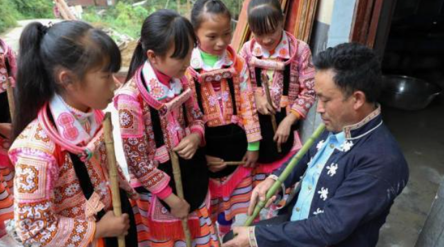 Guizhou Zhijin intangible cultural heritage instrument Sanyanxiao entered the campus to inherit intangible cultural heritage