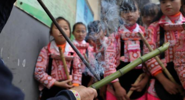 Guizhou Zhijin intangible cultural heritage instrument Sanyanxiao entered the campus to inherit intangible cultural heritage