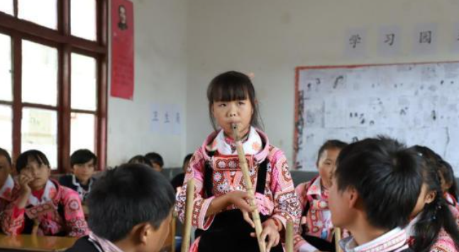Guizhou Zhijin intangible cultural heritage instrument Sanyanxiao entered the campus to inherit intangible cultural heritage