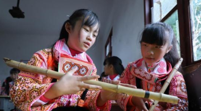 Guizhou Zhijin intangible cultural heritage instrument Sanyanxiao entered the campus to inherit intangible cultural heritage