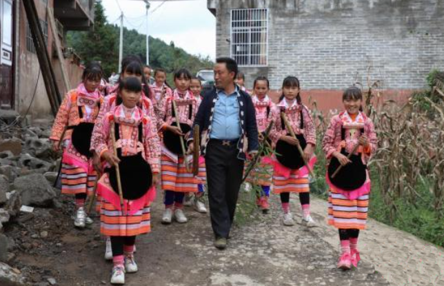 Guizhou Zhijin intangible cultural heritage instrument Sanyanxiao entered the campus to inherit intangible cultural heritage