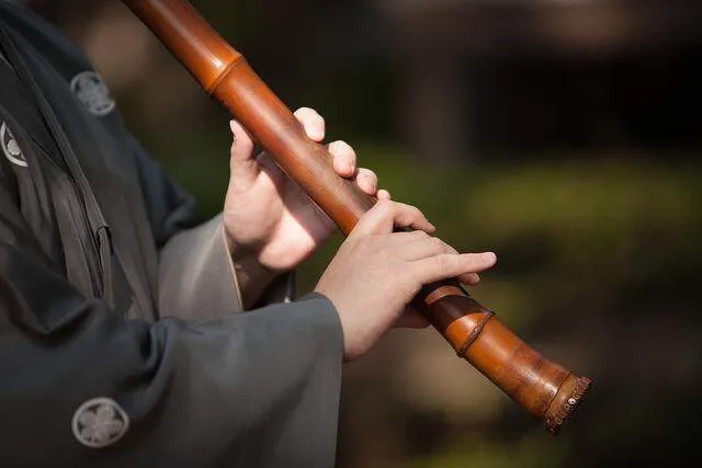 The difference between shakuhachi and flute playing