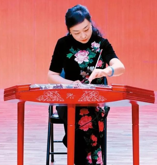 The sound of the piano is flowing and the rhythm is long, Han Xiaoli's love and responsibility