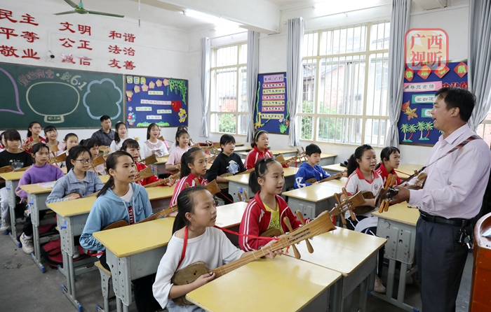 Sanjiang Central Elementary School: Pipa Clankly Runs Childhood