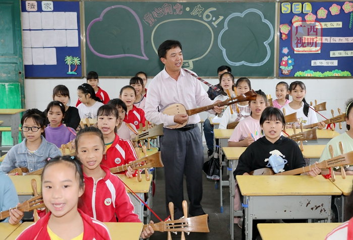 Sanjiang Central Elementary School: Pipa Clankly Runs Childhood