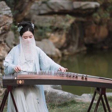 What should be paid attention to when playing the guzheng?
