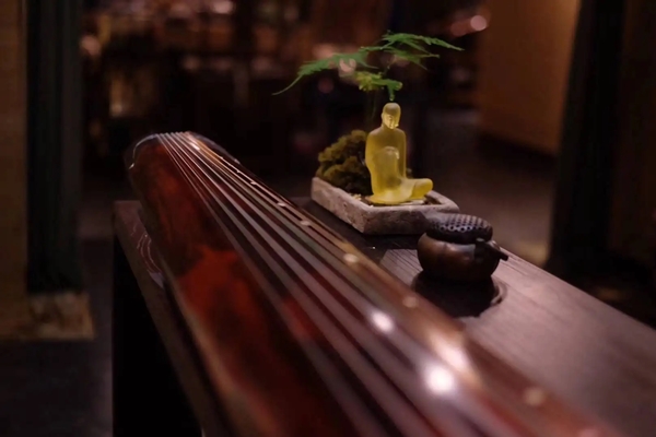 What aspects should be paid attention to when learning a new guqin piece