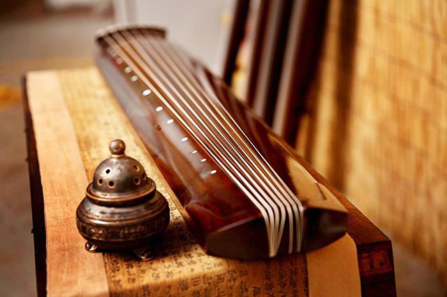 How is the broken pattern of the guqin formed?