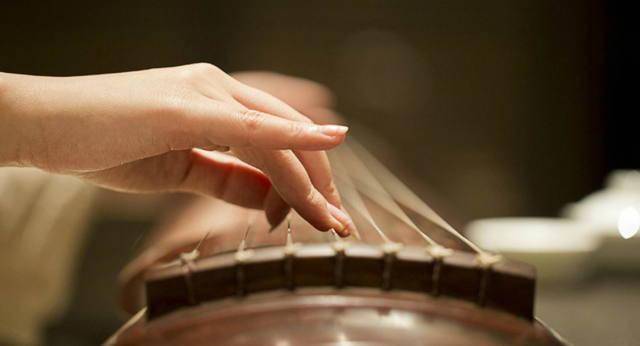 In addition to silk strings and steel-wound nylon strings, what other strings are there for the guqin?