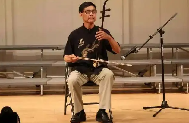 Six o'clock to learn how to pull the erhu