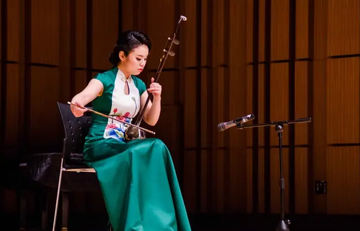 What is the accent of the erhu?