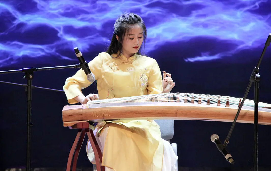 What does playing the guzheng mean to relax?