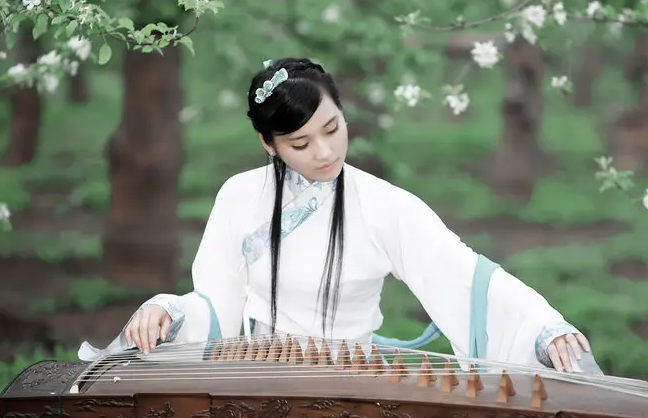 Guzheng plays bright, pure overtone method