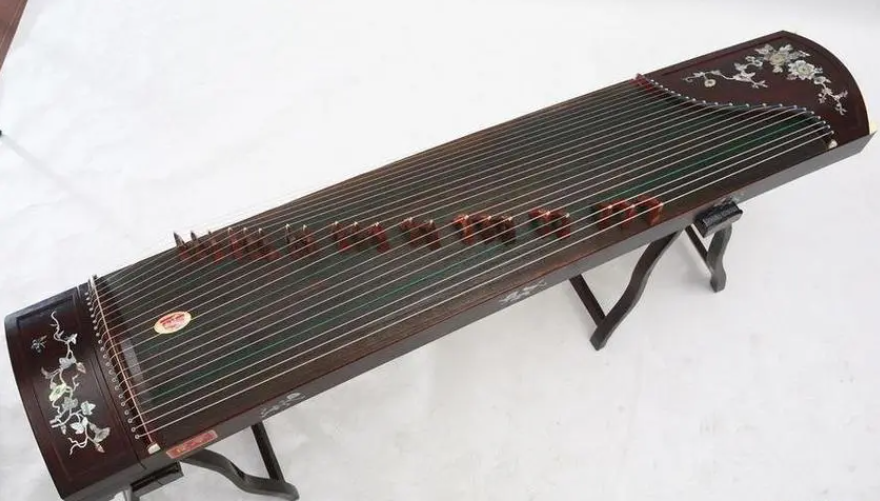 The difference between scratching and fingering in guzheng skills