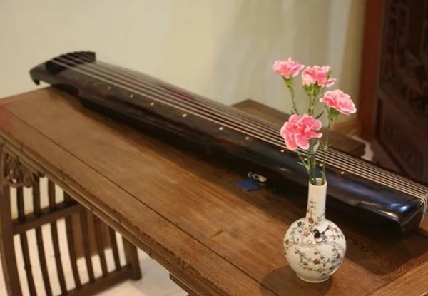 Why does the guqin leave so many minus-character scores while other instruments don't?