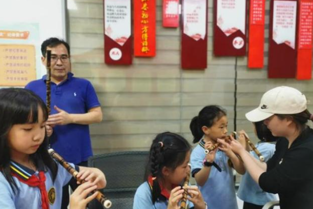 Community Activity Room in Guanshan Community, Century City Street: Offering public welfare classes on basic playing of bamboo flute and cucurbit flute