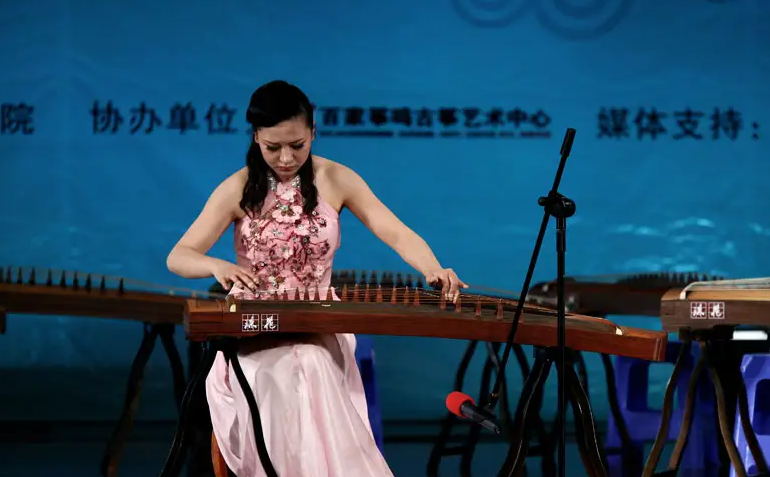 What is the correct hand shape for the guzheng?