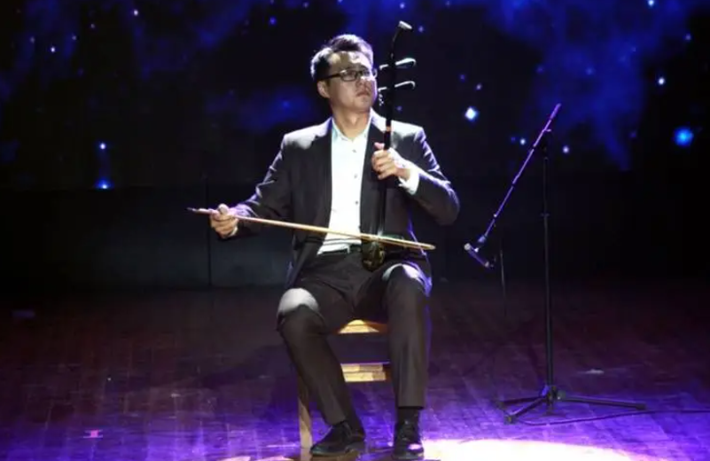 What are the characteristics of the erhu quick string change in action?