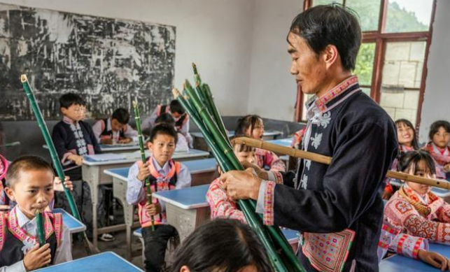 Huadong Primary School in A Gong Town, Zhijin County introduces the three-eye flute course into the classroom, inheriting the intangible cultural heritage