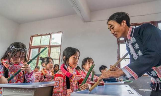 Huadong Primary School in A Gong Town, Zhijin County introduces the three-eye flute course into the classroom, inheriting the intangible cultural heritage
