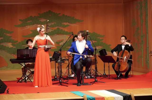 On the 50th anniversary of the normalization of diplomatic relations between China and Japan, the Tanabata Father-Daughter Erhu Concert was held at the Noh Theater in Nagoya