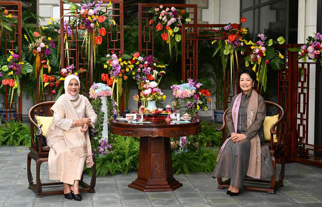 Peng Liyuan meets with Indonesian President's wife Iriana and enjoys a folk music performance together