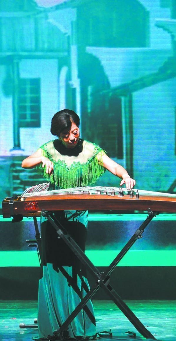 Yang Jingqiu held a solo Guzheng concert at Nanchong Grand Theater
