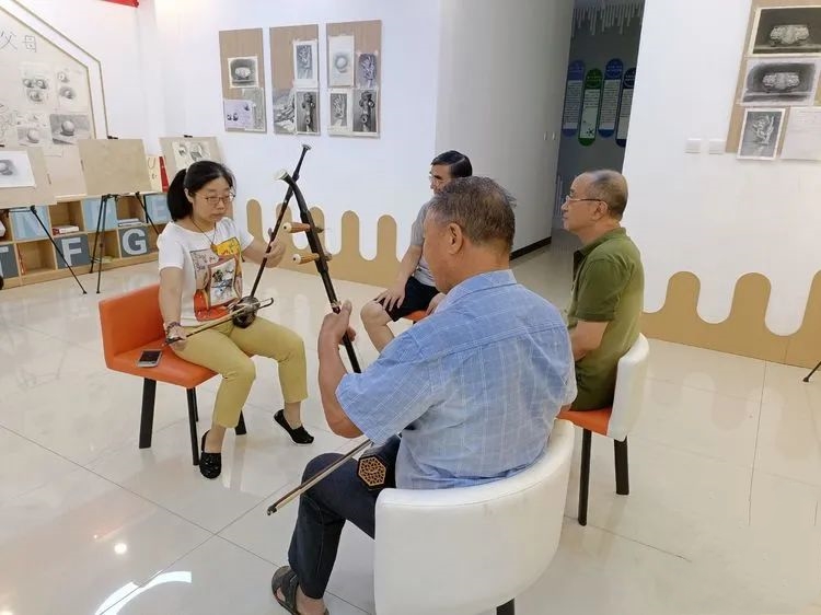 The Social Work Station of Jiantong Street, Yuhua District carried out erhu public interest class activities for middle-aged and elderly people