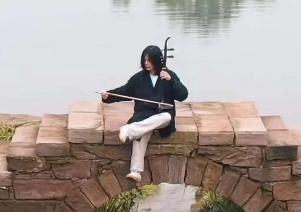 Chongqing handsome guy erhu playing pop music became popular: actually playing erhu is also cool