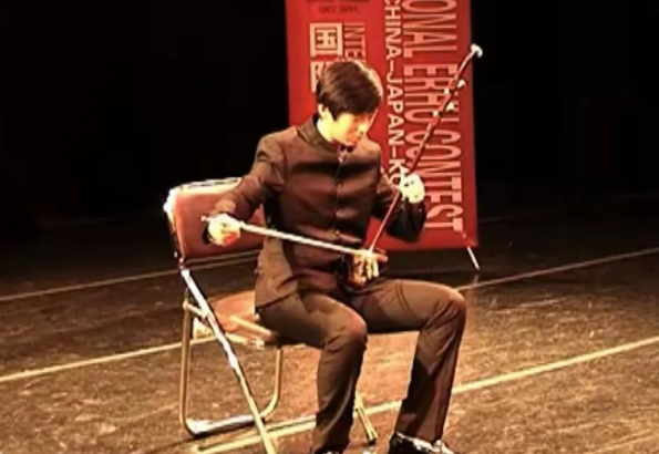 Chongqing handsome guy erhu playing pop music became popular: actually playing erhu is also cool