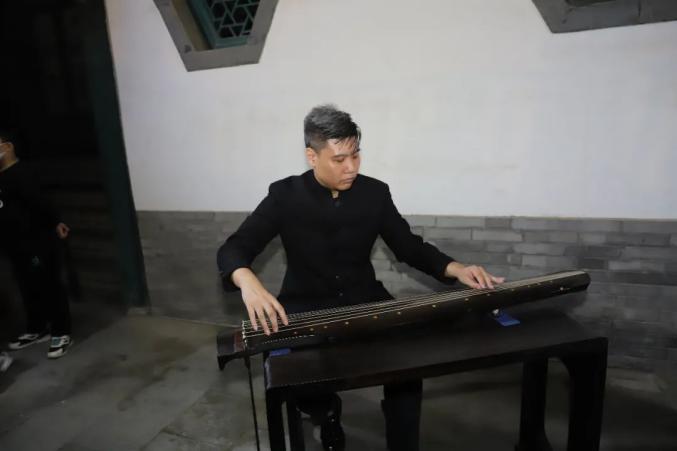 The thousand-year-old guqin played in the ancient city, and the Song Dynasty guqin appeared in the ancient lotus pond