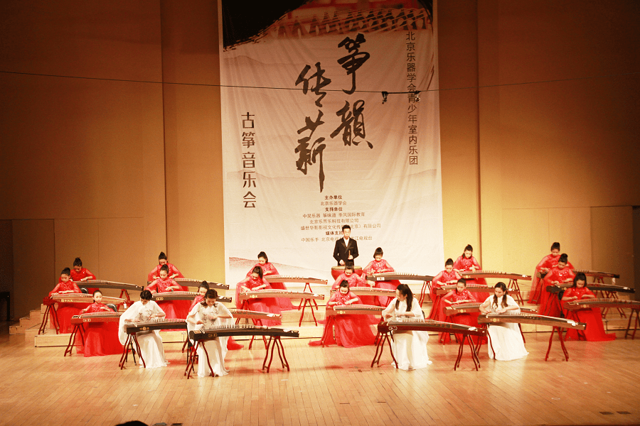 The rhythm of the zheng is passed on, and the Beijing Musical Instrument Society Youth Chamber Orchestra holds a guzheng concert