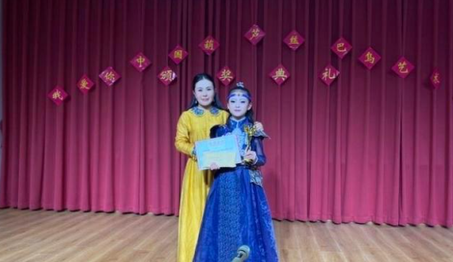 曲靖的9岁女孩获得2022中国云南葫芦丝巴乌文化艺术节十六强金奖