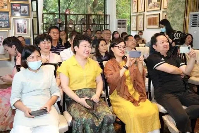 In the golden autumn, in October, lovers of traditional music and culture enjoy the charm of guqin together