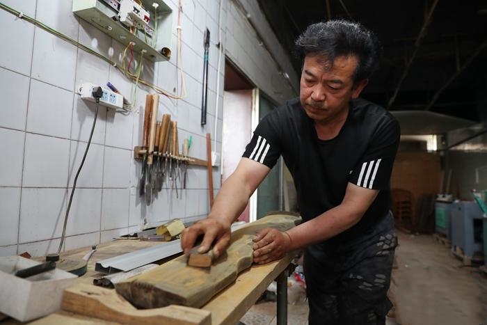 Ma Guangming, a craftsman of Zhuo Qin in Ningxia, inherits the ancient sound of thousands of years